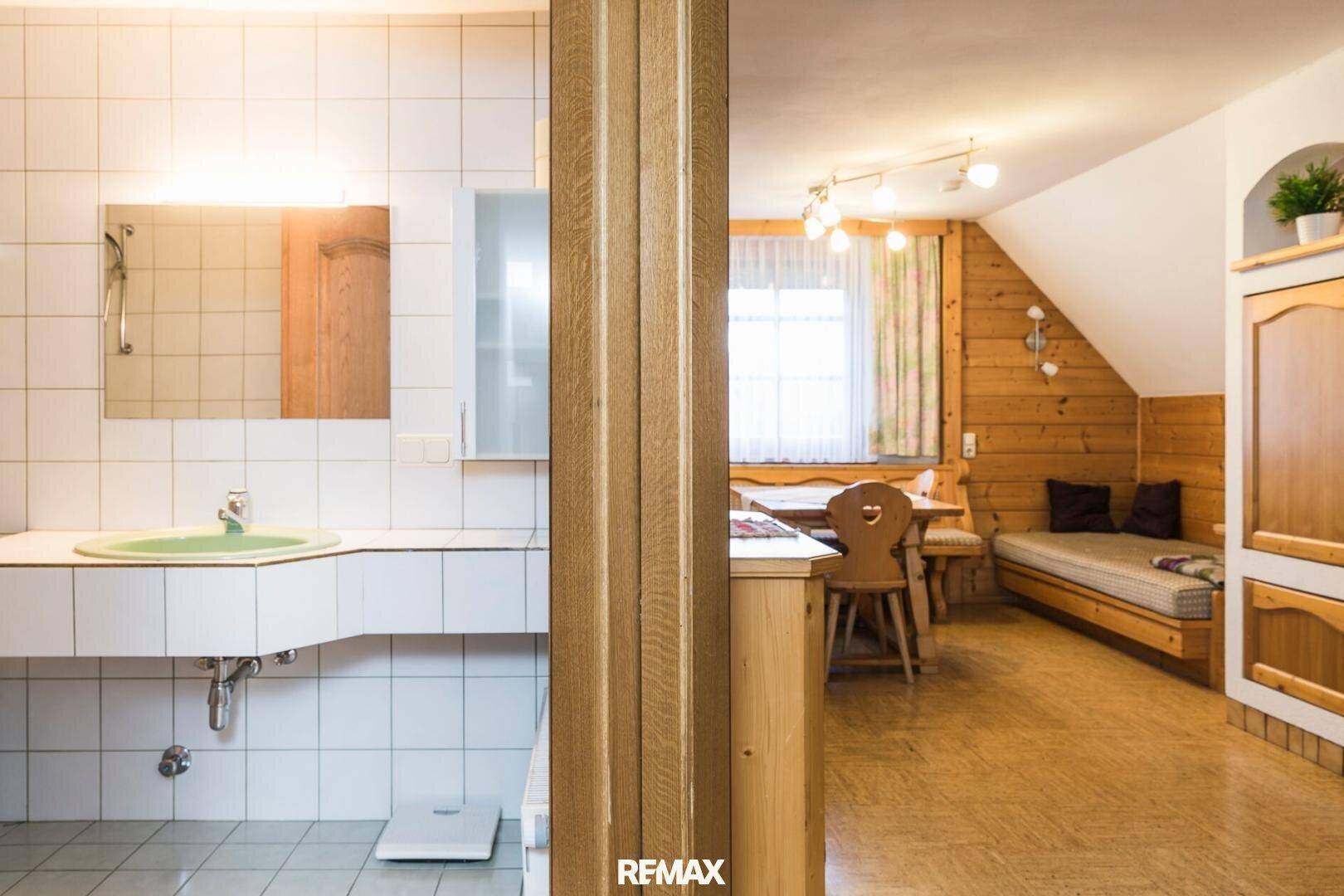 Kombinierter Bereich mit Badezimmer und angrenzendem Wohnbereich im Dachgeschoss.