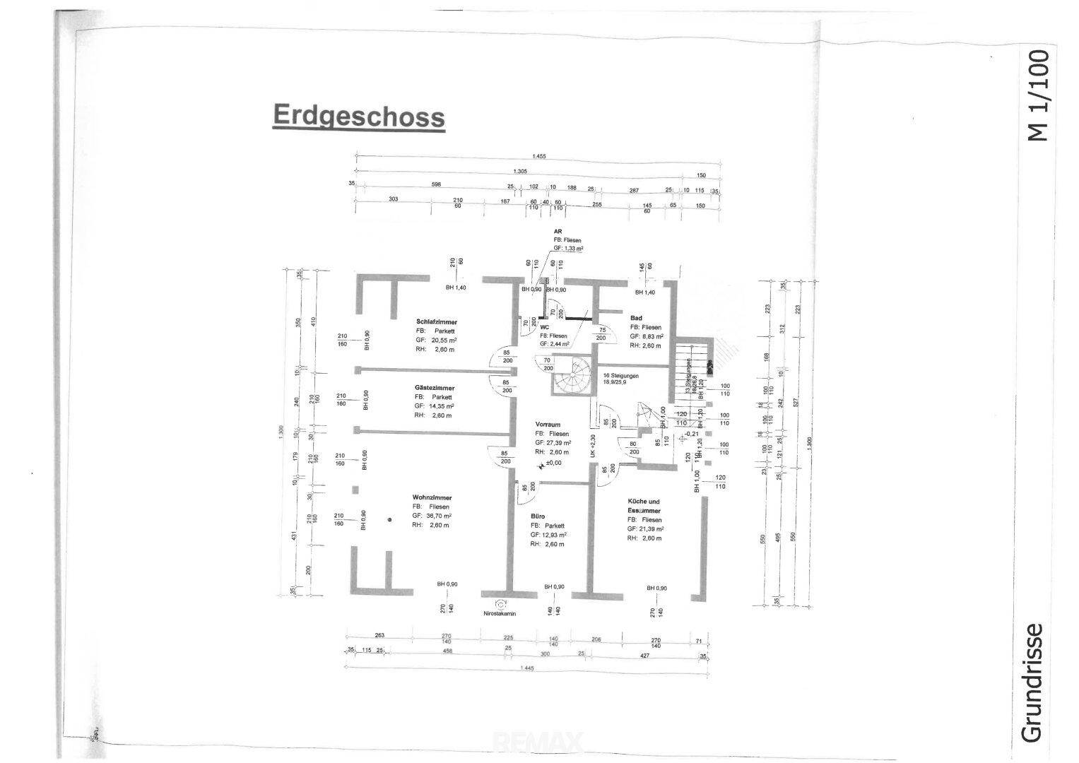 Grundriss des Erdgeschosses mit Raumaufteilung und Maßen.