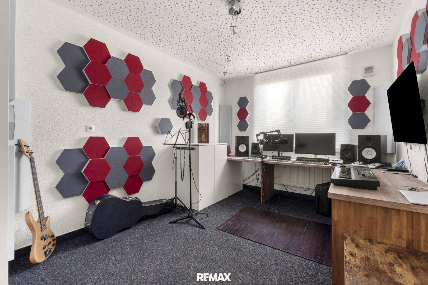 Professionelles Heimstudio mit Schalldämmung, Computern und Musikinstrumenten.