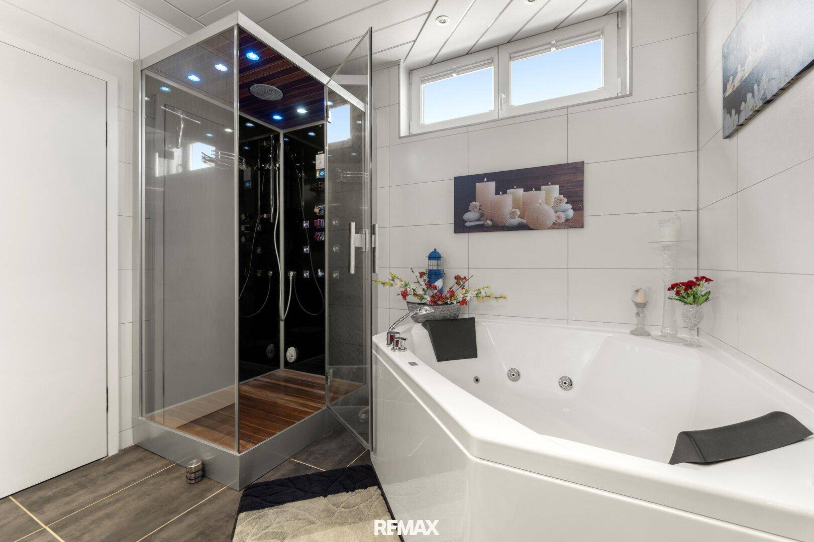 Modernes Badezimmer mit Eckbadewanne und großer Duschkabine mit Holzdetails.