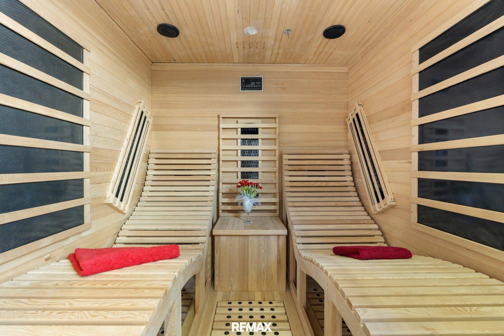 Moderne Sauna mit Holzverkleidung und bequemen Liegen für Entspannung.