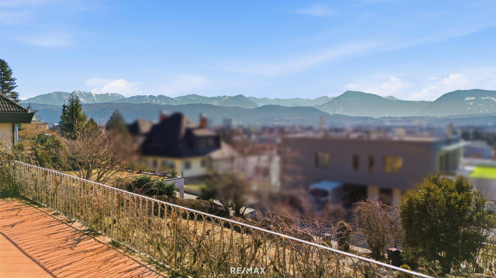 Weitläufige Terrasse mit Blick über die Stadt und die umliegende Berglandschaft.