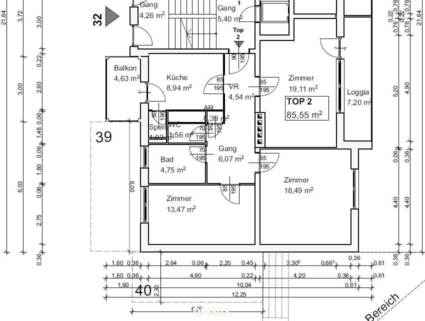 Detaillierter Grundriss einer Wohnung mit Balkon, Loggia und mehreren Zimmern.