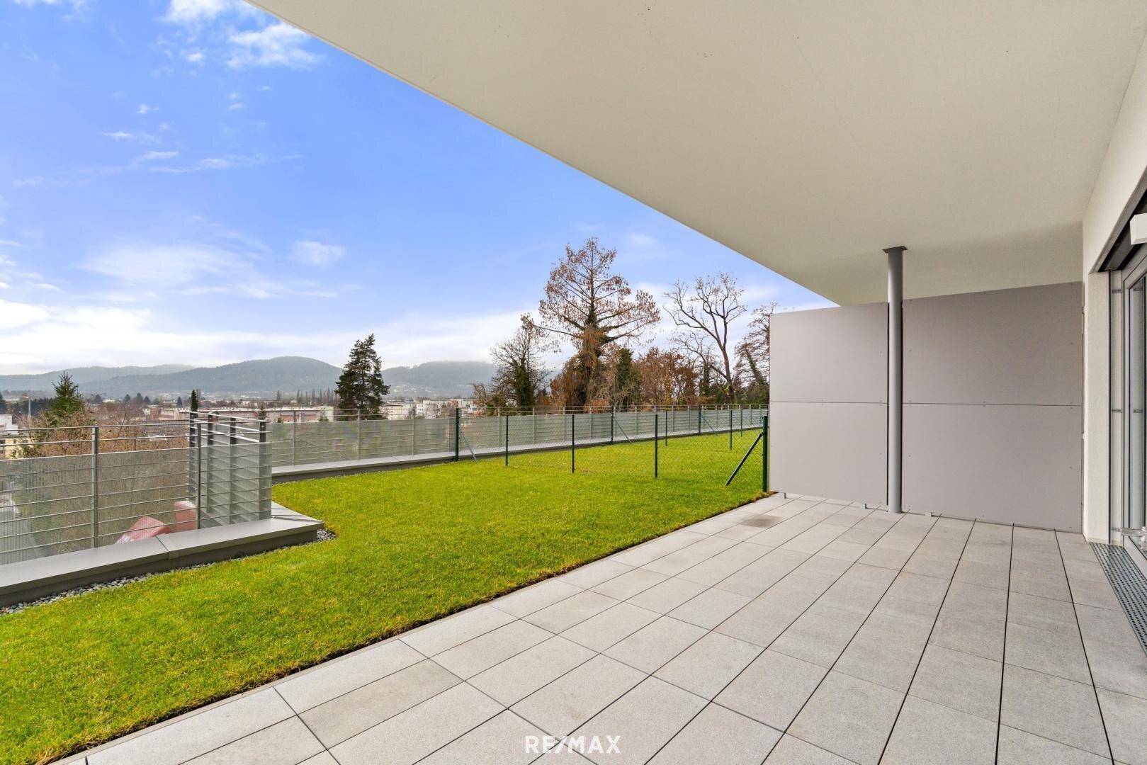 Geräumige Dachterrasse mit Fliesenboden und weitem Panoramablick über die Landschaft.