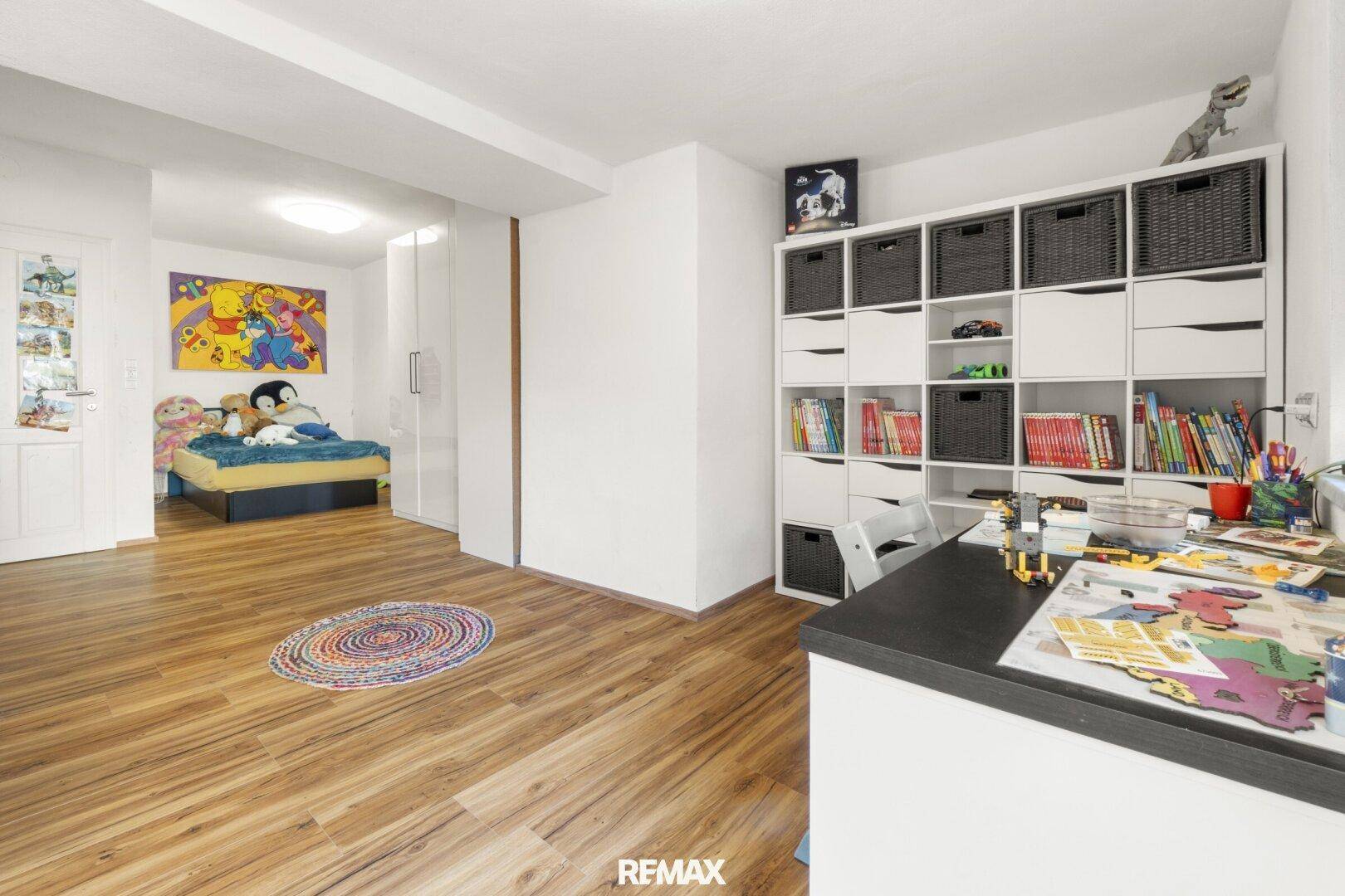 Heller Flur mit Stauraum und Zugang zu einem weiteren Schlafzimmer.