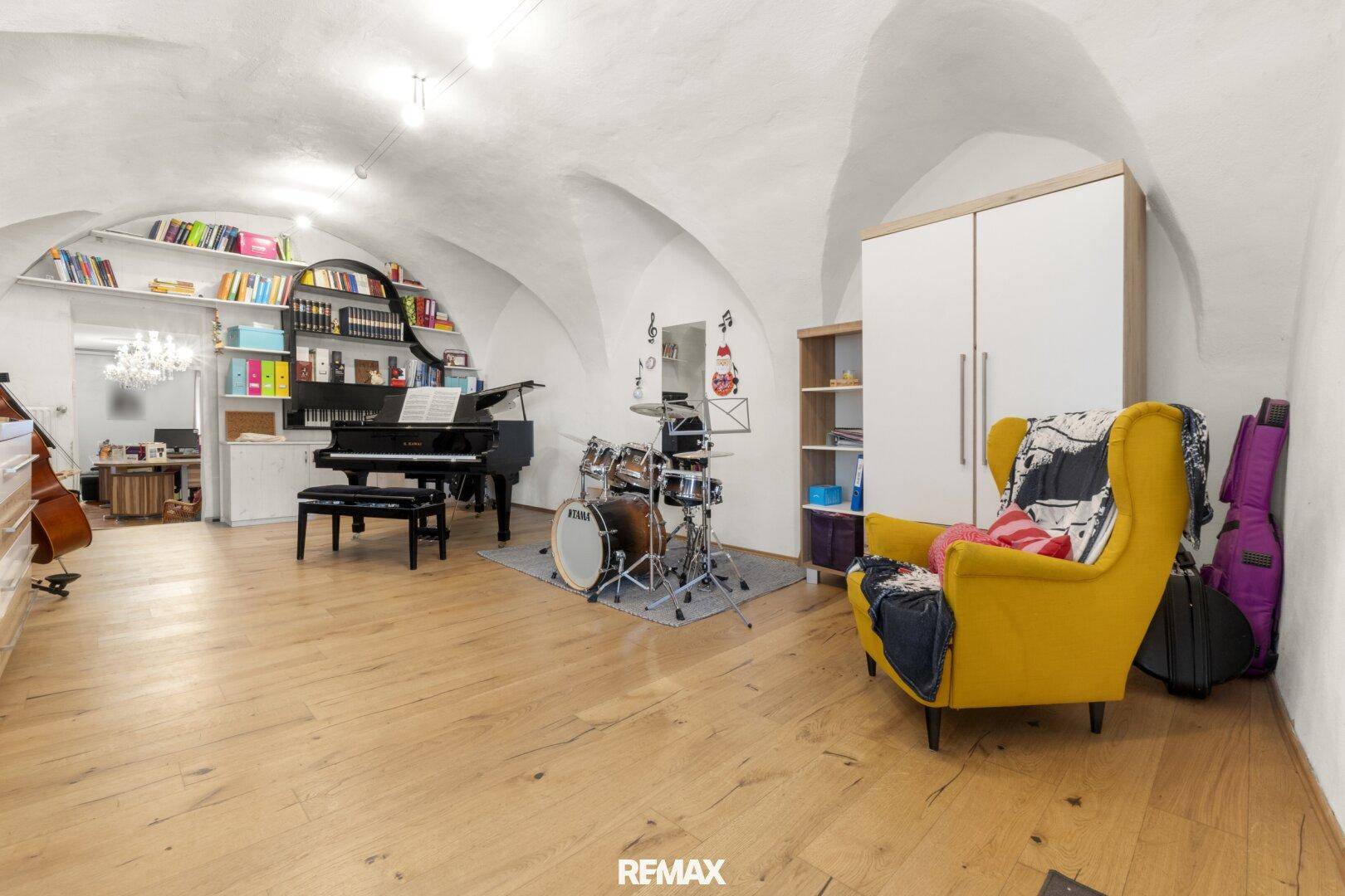 Großer Raum mit Gewölbedecke, Klavier und Schlagzeug, ideal als Musik- oder Hobbyraum.