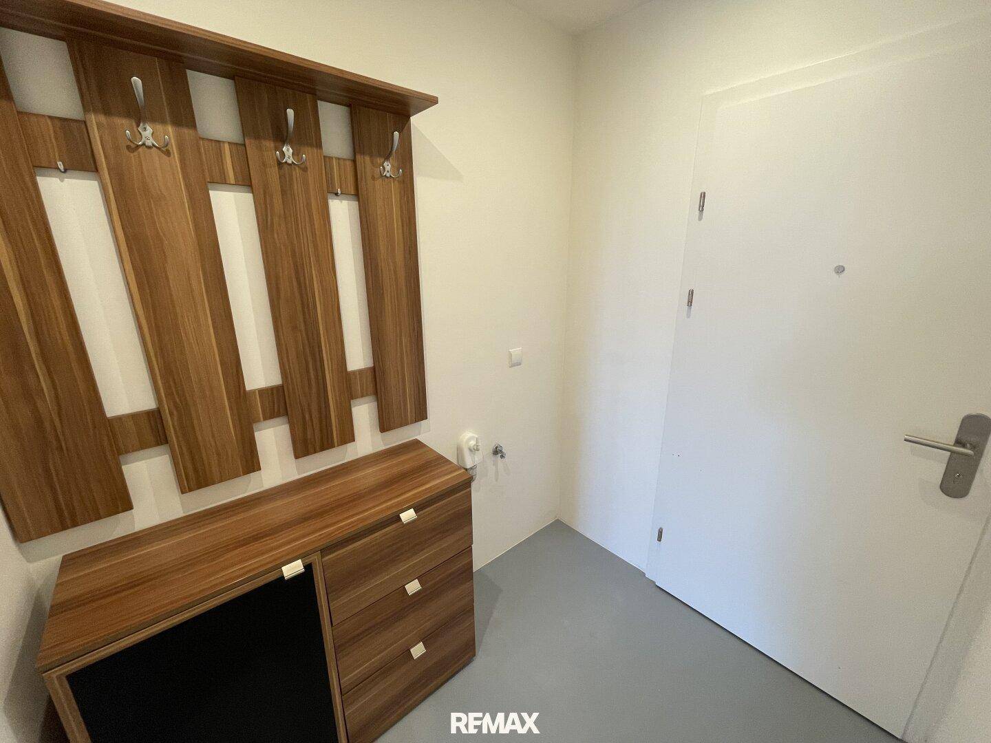 Eingangsbereich mit praktischer Garderobe und passendem Schrank, ausgestattet mit strapazierfähigem Boden.
