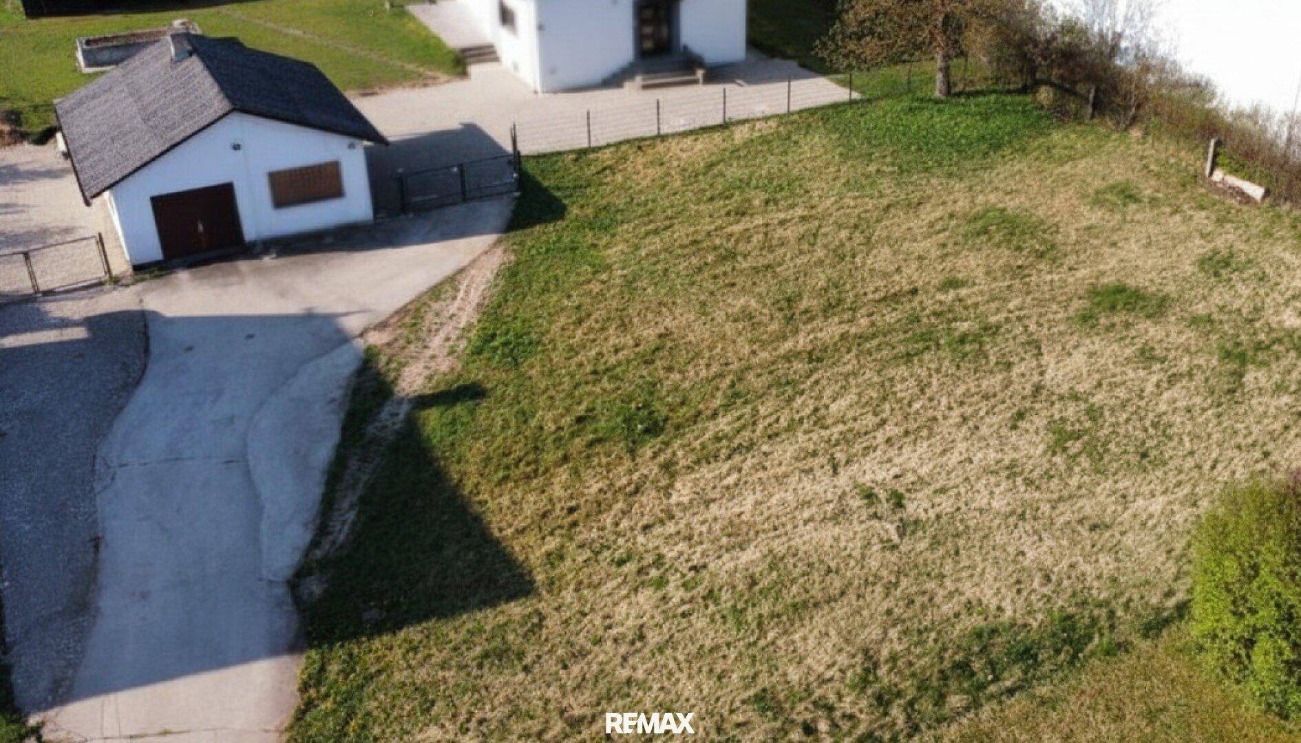 Luftaufnahme eines Grundstücks mit Nebengebäude und Zufahrt in ländlicher Umgebung.