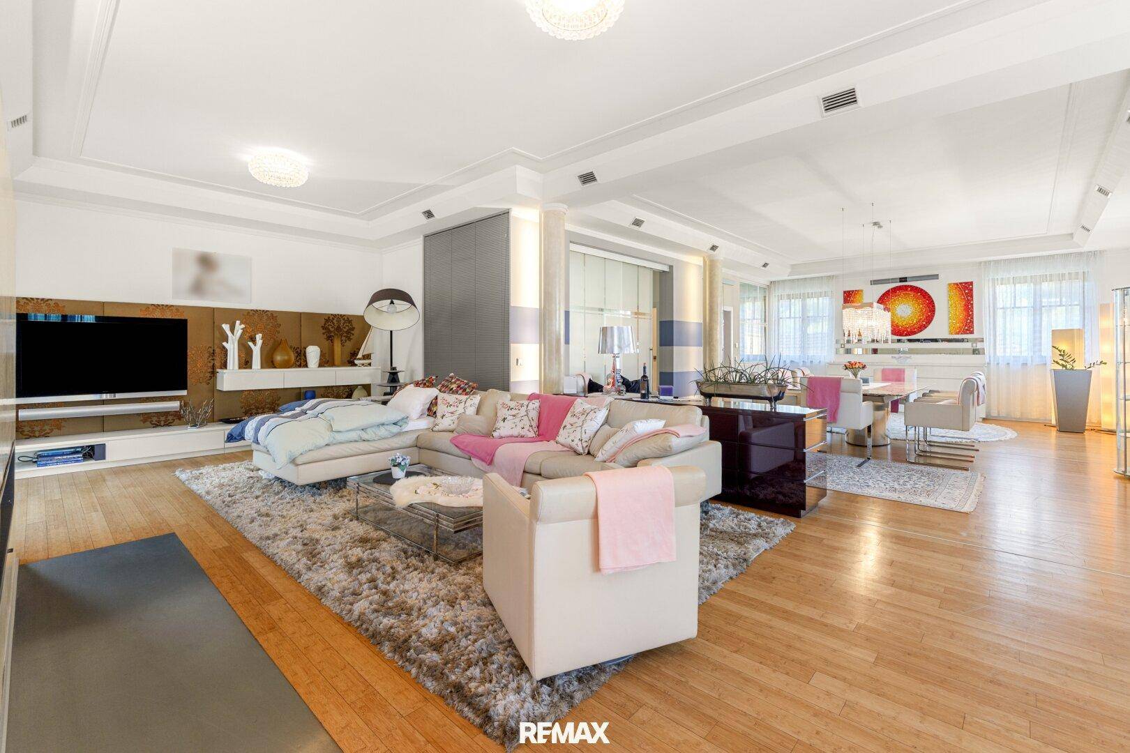 Geräumiges Wohnzimmer mit bequemen Sofas, Holzboden und moderner Einrichtung.