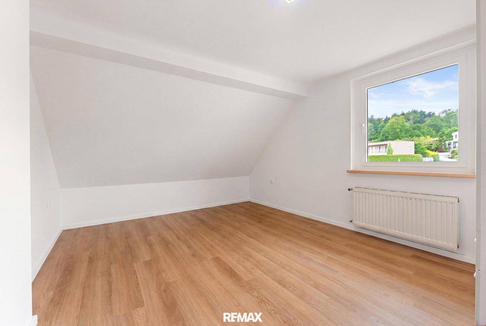 Zimmer OG (ausgeräumt mit KI)
