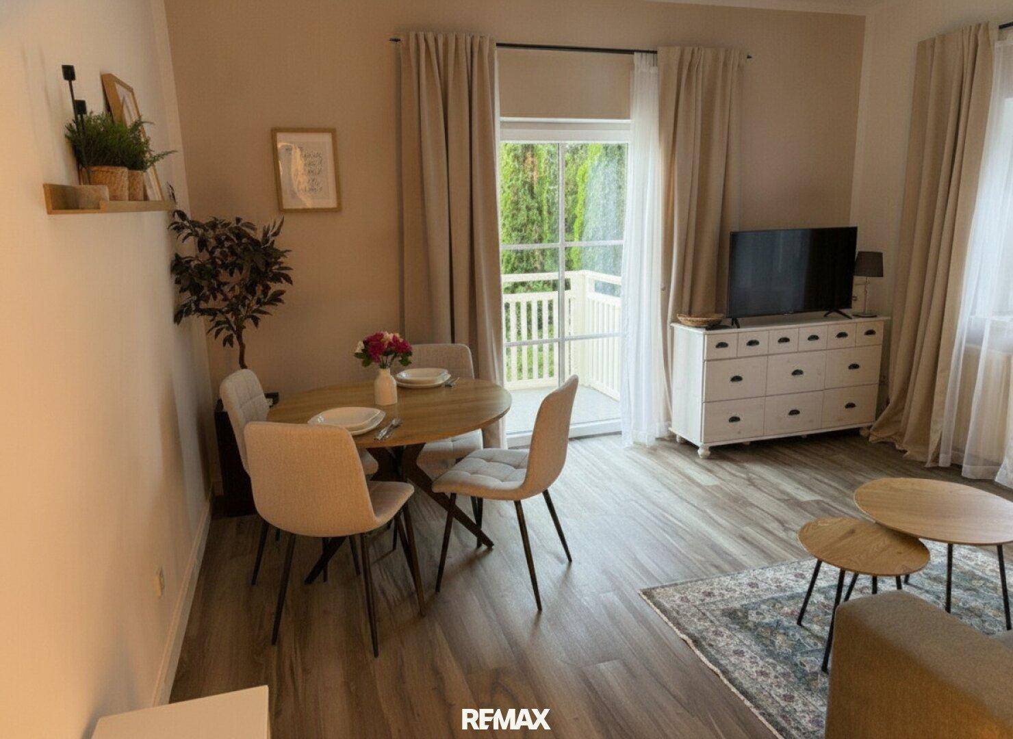Helles Wohn- und Esszimmer mit Holzboden, Zugang zum Balkon und moderner Einrichtung.