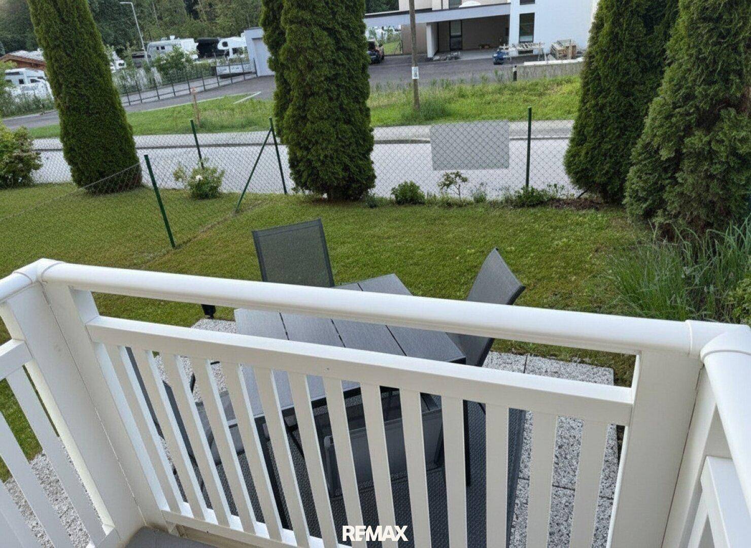 Balkon mit Gartenmöbeln und Blick ins Grüne, ideal für entspannte Stunden im Freien.