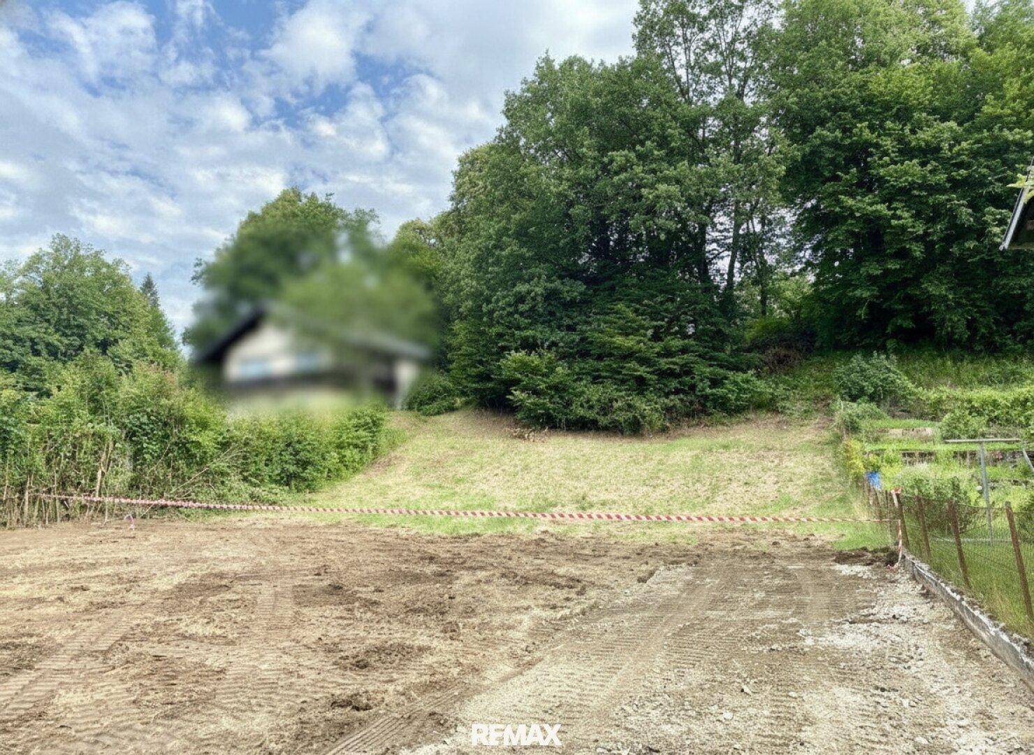 Grundstück mit vorbereitetem Baugrund und umgebender Natur, ideal für ein neues Zuhause.