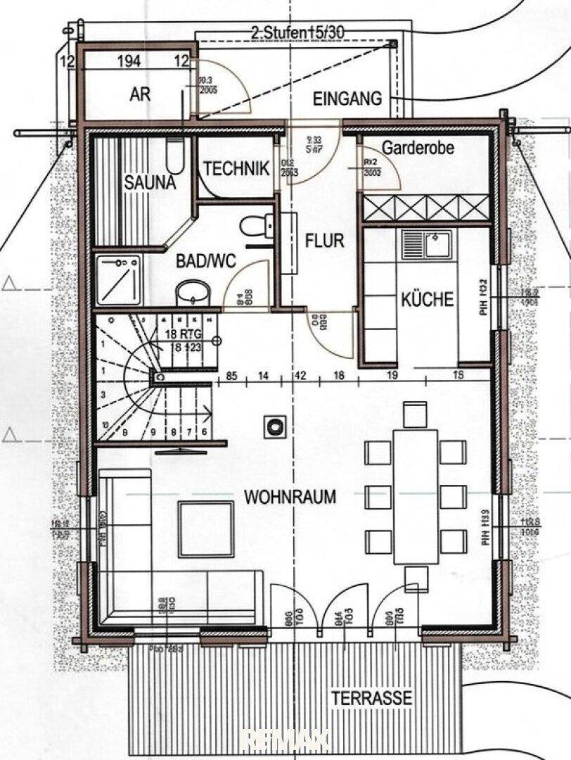Grundriss des Erdgeschosses mit Wohnraum, Küche, Sauna und Terrasse.