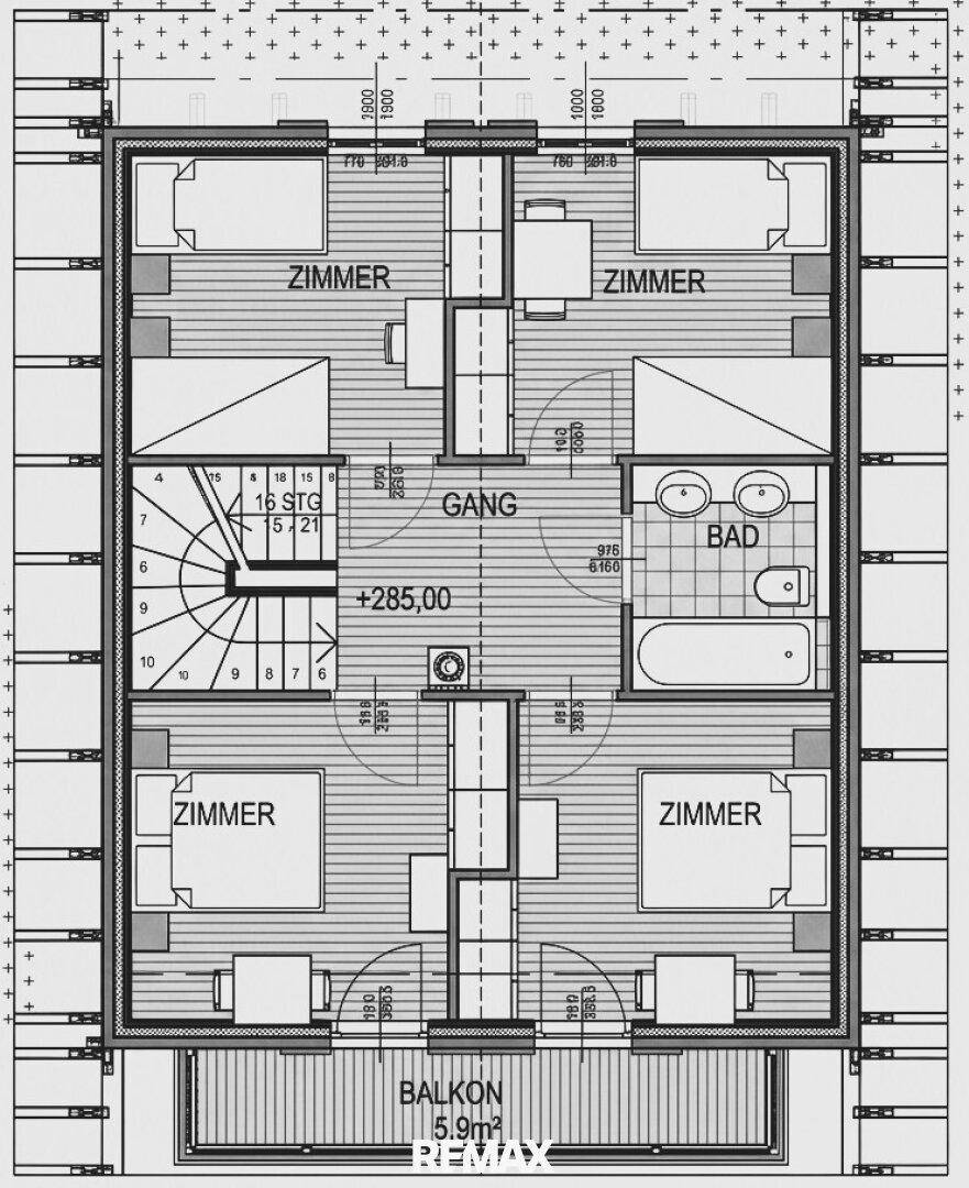 Grundriss des Obergeschosses mit vier Zimmern, Bad und Balkon.