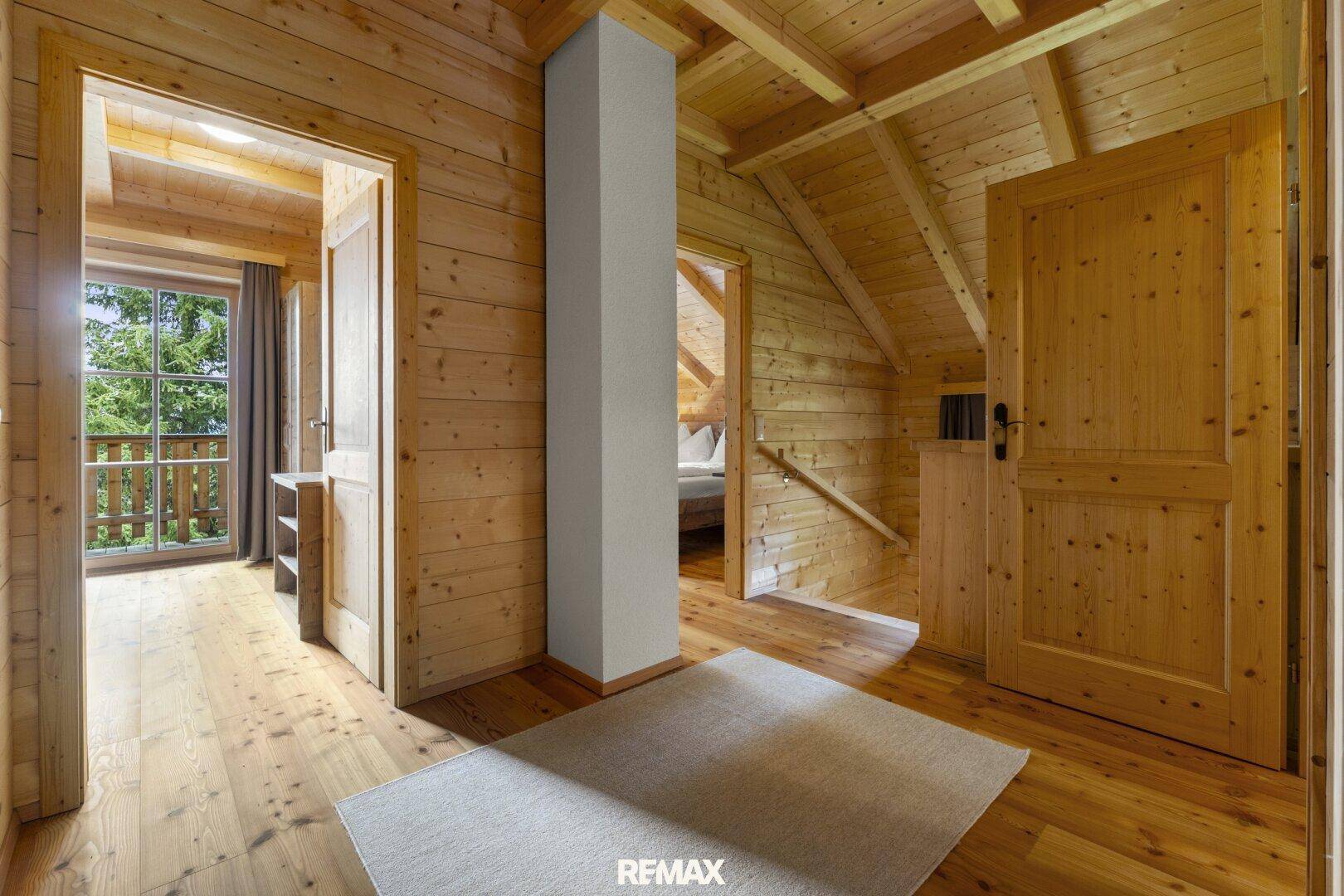 Obergeschoss-Flur mit Holzboden, Dachschrägen und Zugang zu den Schlafzimmern.