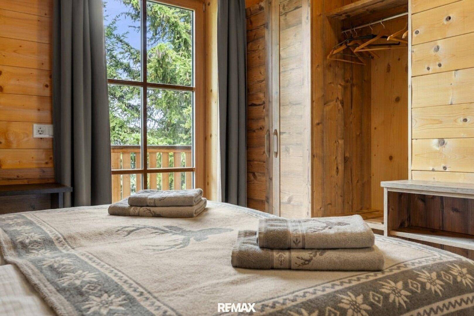 Gemütliches Schlafzimmer mit Blick aus dem Fenster und integriertem Kleiderschrank.