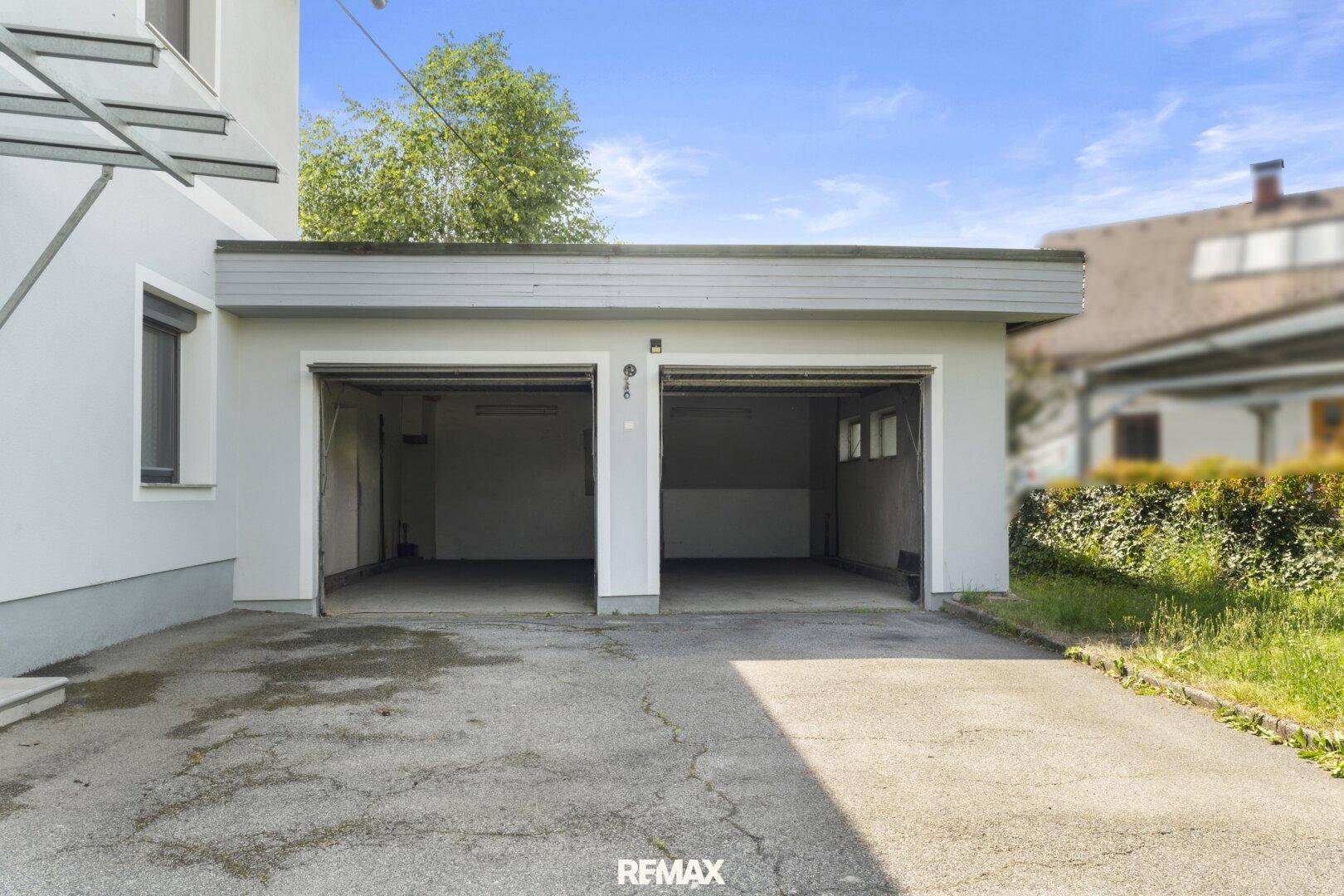 Geräumige Doppelgarage mit zwei Stellplätzen und direktem Zugang zum Haus.
