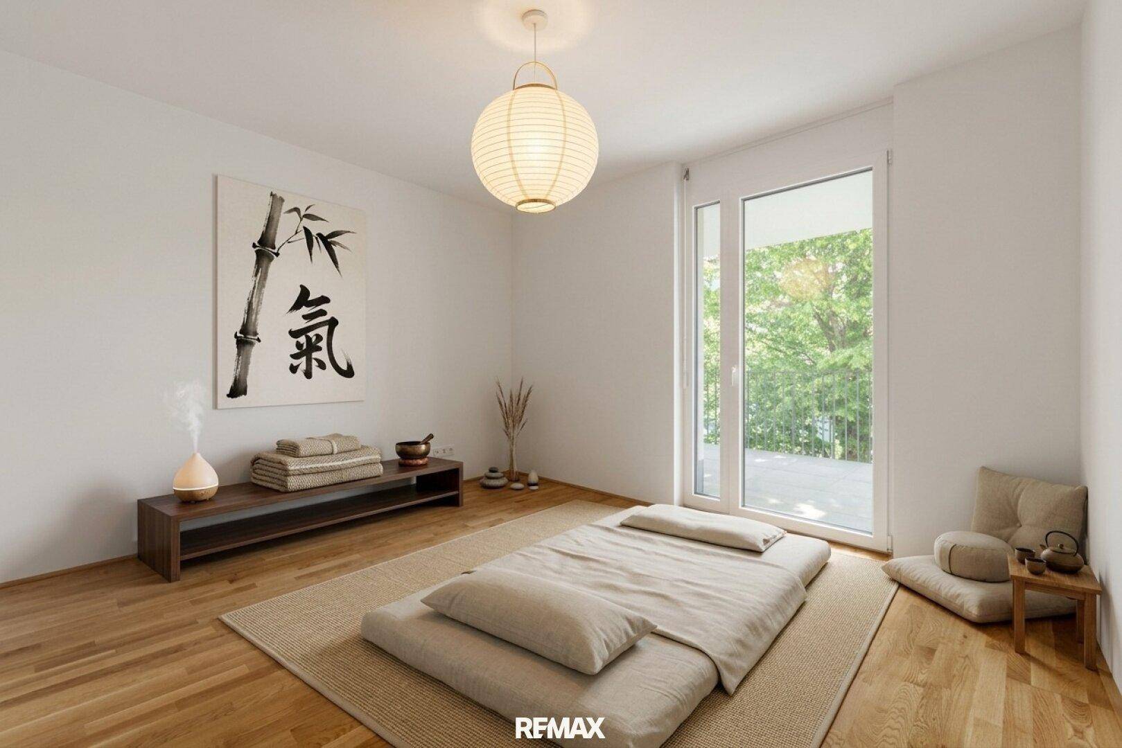 Ruhiger Meditationsraum mit Holzboden, japanischer Dekoration und Zugang zu einem Balkon mit Grünblick.