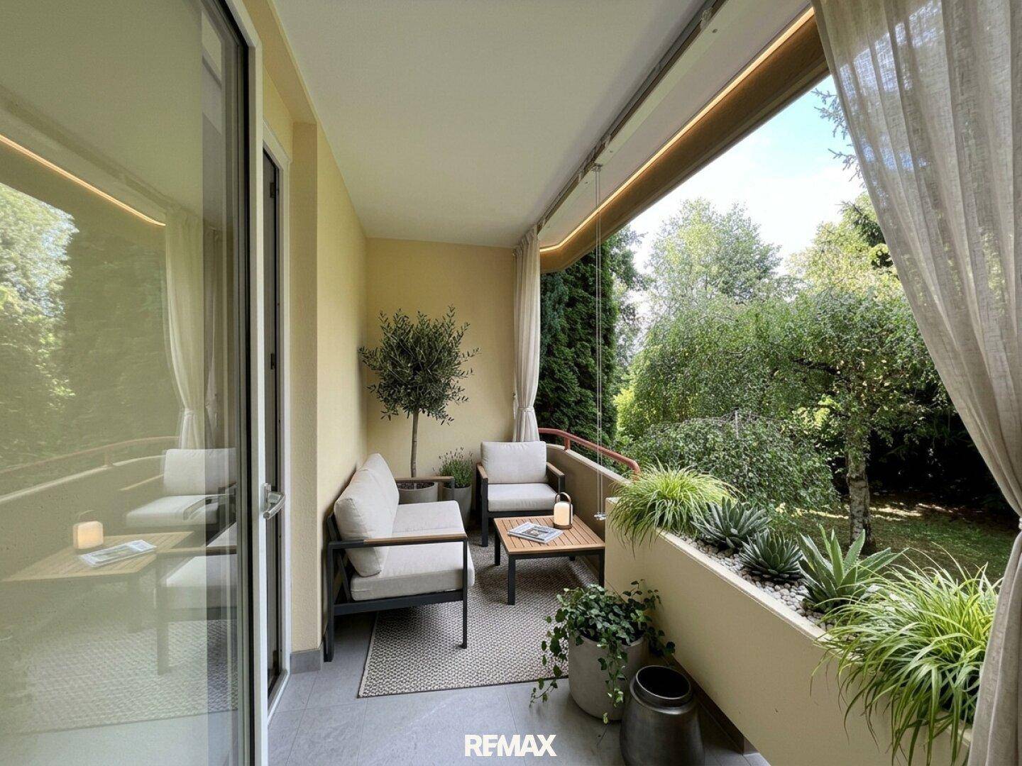 Gemütlicher Balkon mit Sitzgelegenheiten, Pflanzen und einem schönen Blick ins Grüne.