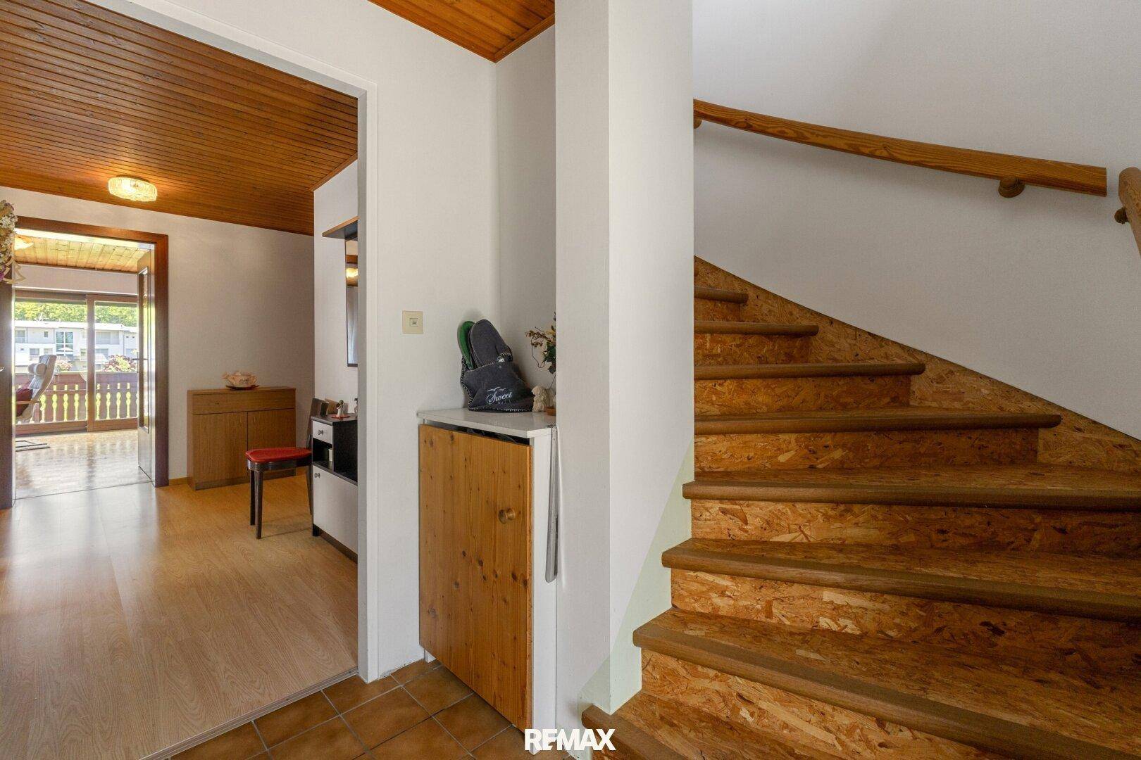 Eingangsbereich mit Holztreppe und Laminatboden, führt zu den oberen Etagen.