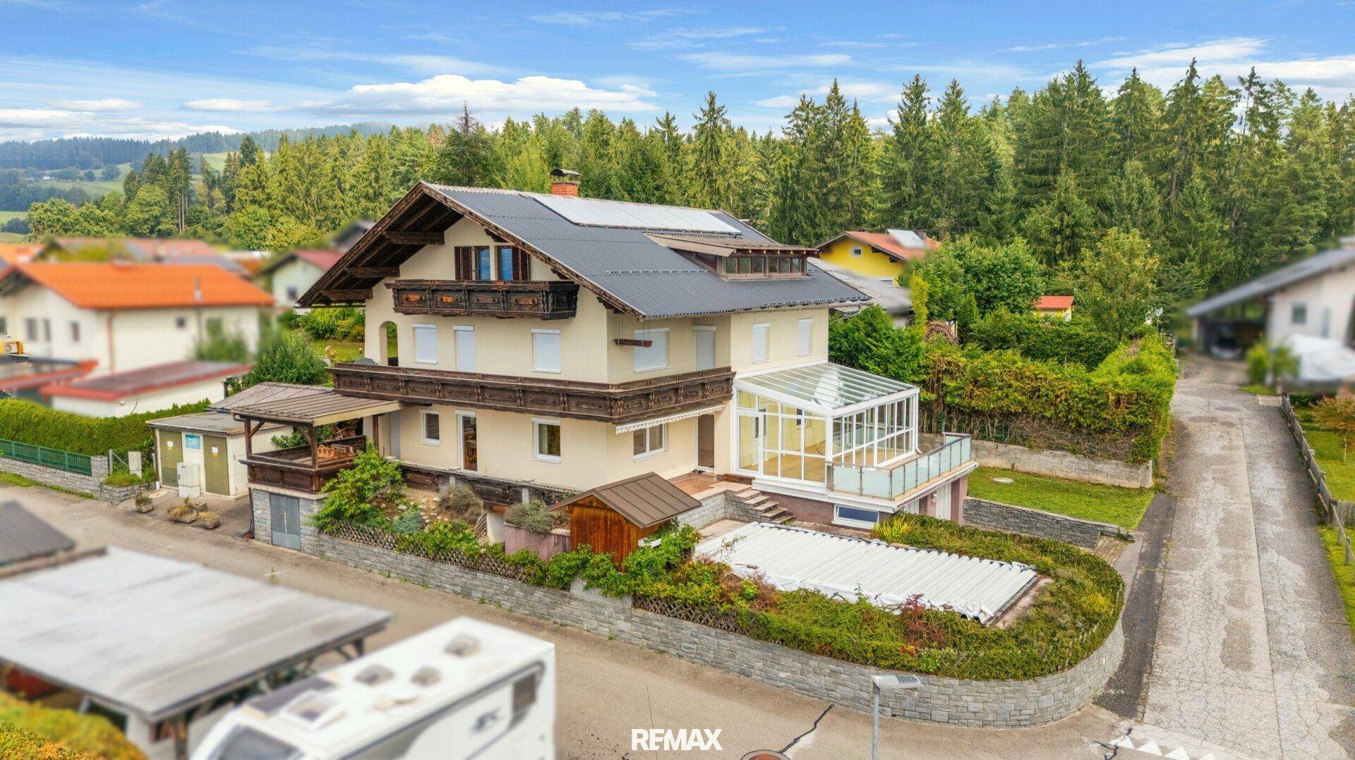 Vogelperspektive des Hauses mit Wintergarten, Garten und Solaranlage auf dem Dach.
