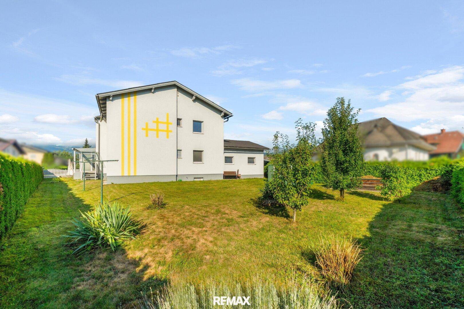 Haus Rückansicht samt Grundstück