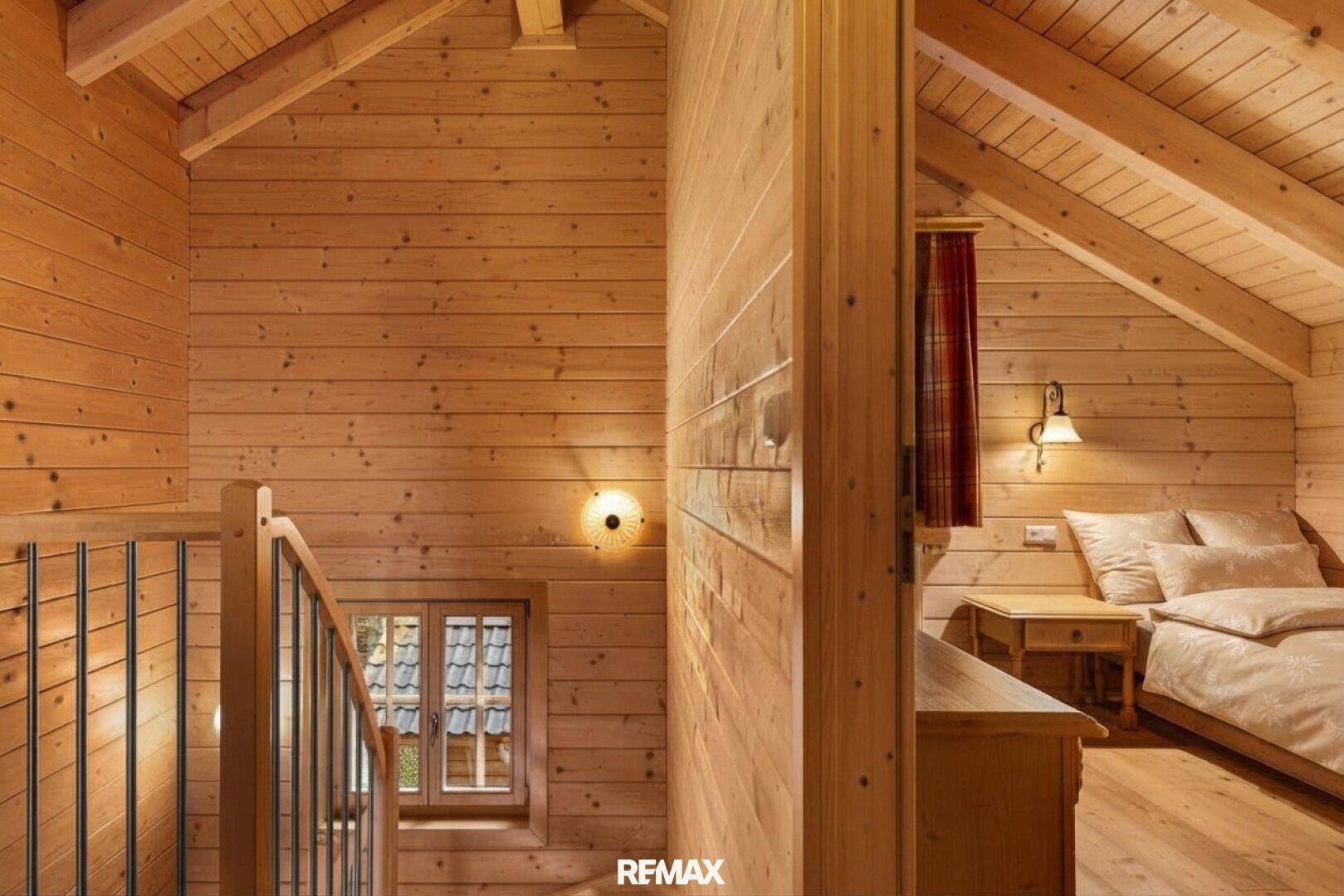 Treppenaufgang samt Eingang Zimmer