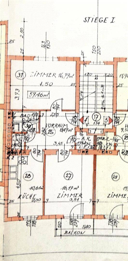 Detaillierter Grundriss einer Wohnung mit mehreren Zimmern, Küche, Bad, Vorraum und Balkonzugang.