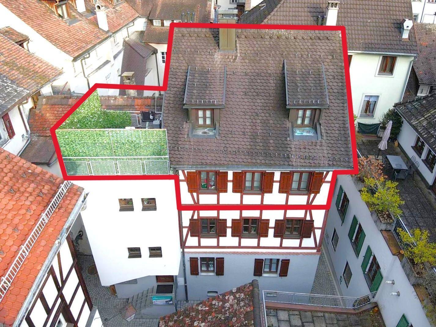 Luftaufnahme des Wohnhauses mit roter Umrandung, die das Grundstück und die Terrasse hervorhebt.
