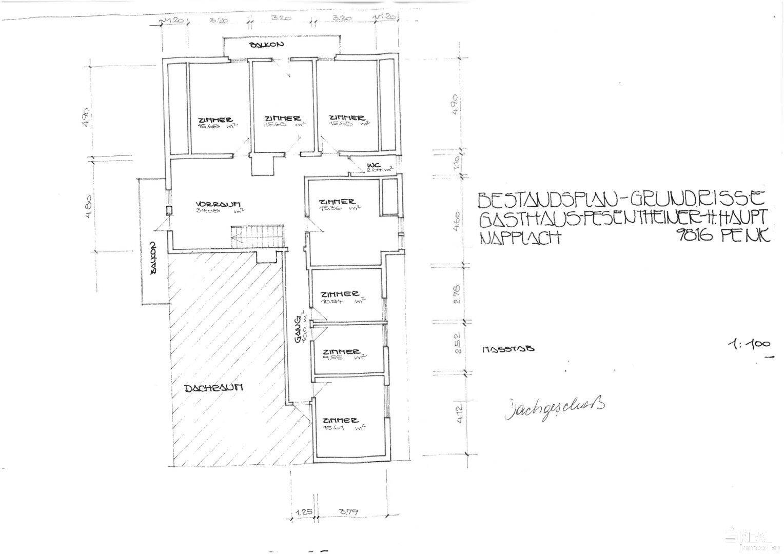 Grundriss des Dachgeschosses mit Zimmern, Bad und Balkon.