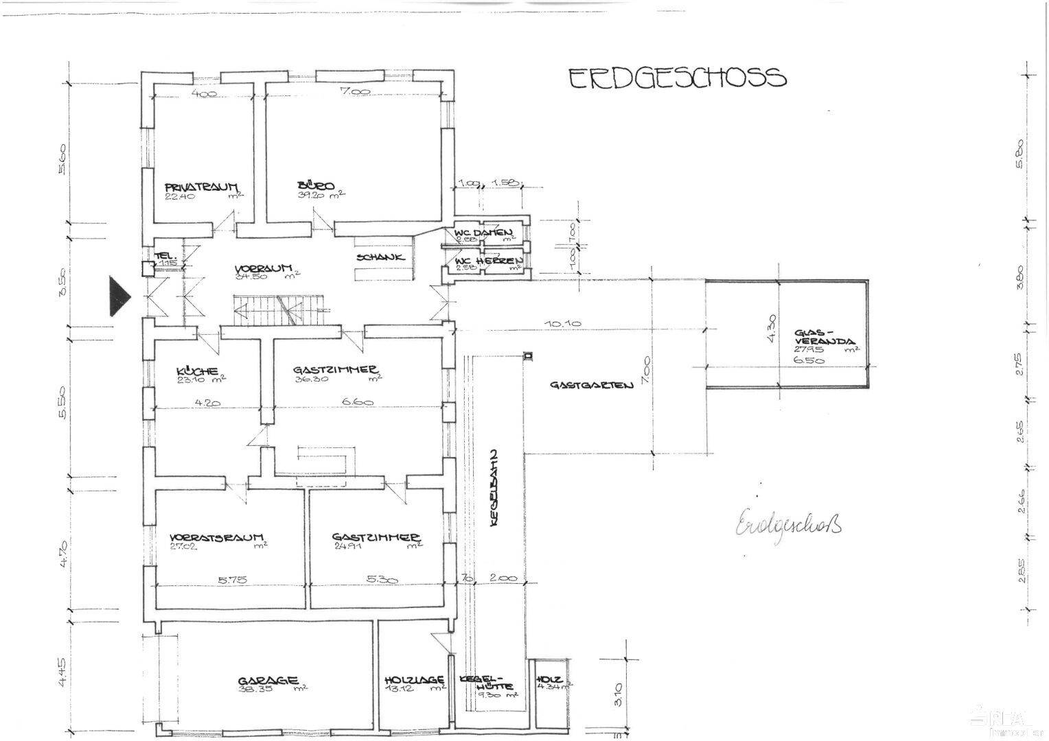 Grundriss des Erdgeschosses mit Küche, Gastzimmern und Garage.