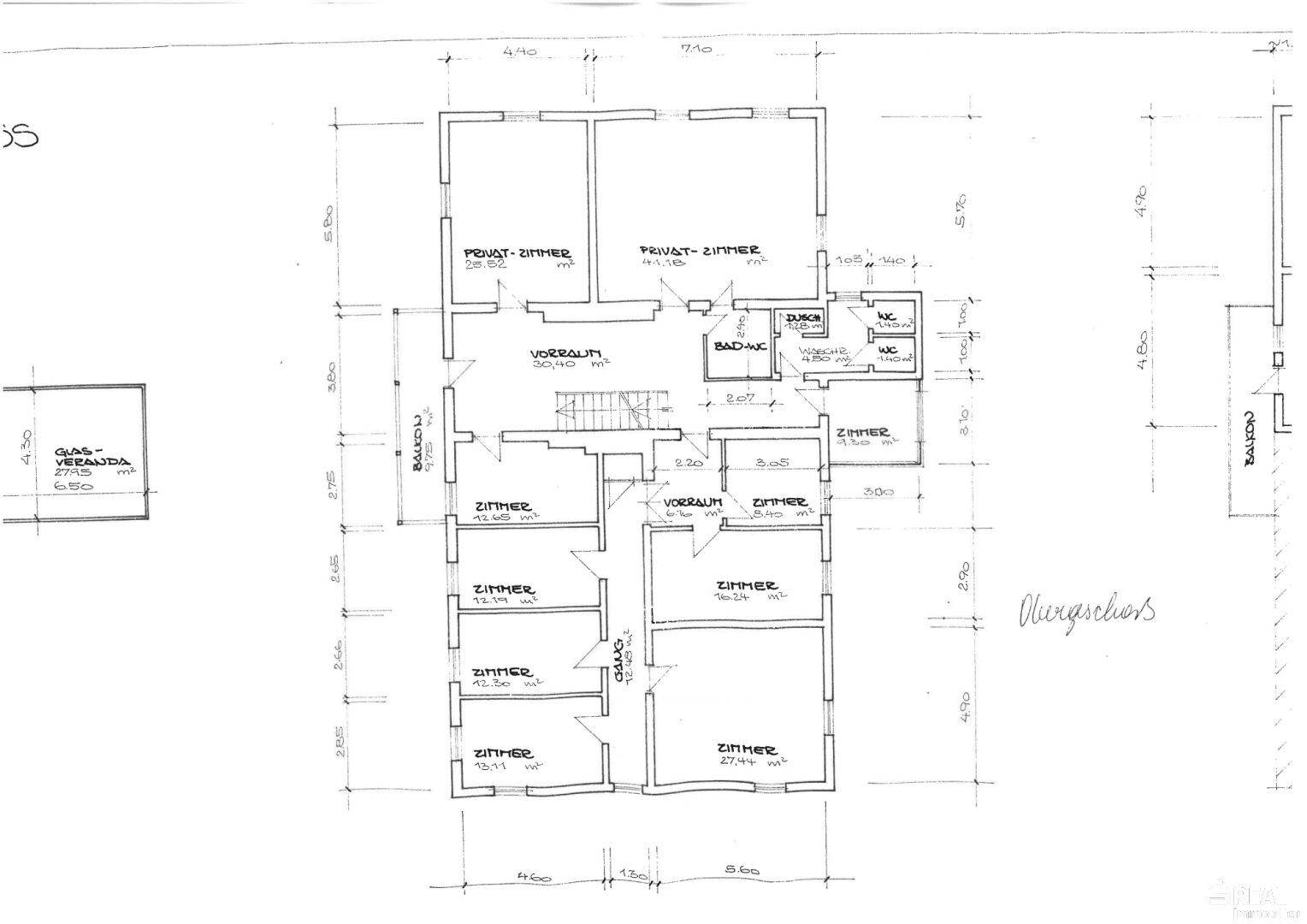 Grundriss des Obergeschosses mit mehreren Zimmern, Bädern und Balkonzugang.