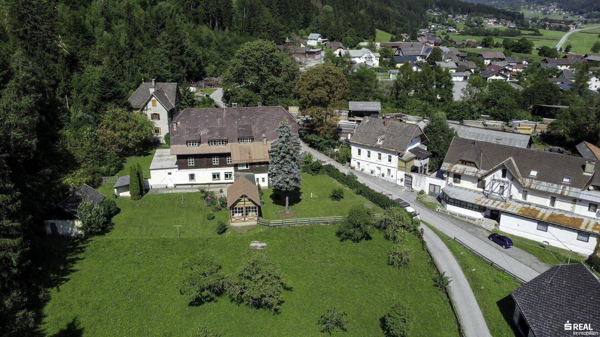Luftaufnahme des Anwesens mit großem Grundstück, umgeben von Wald und ländlicher Bebauung.