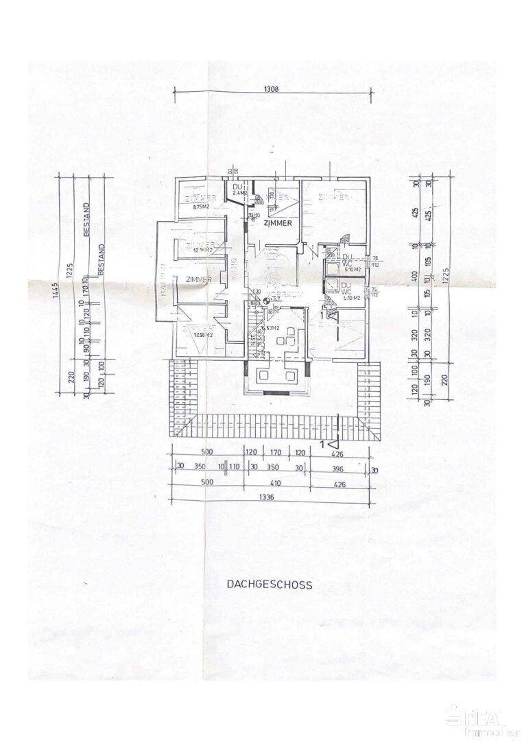 Grundriss des Dachgeschosses mit Zimmern, Dachschrägen und Balkon.