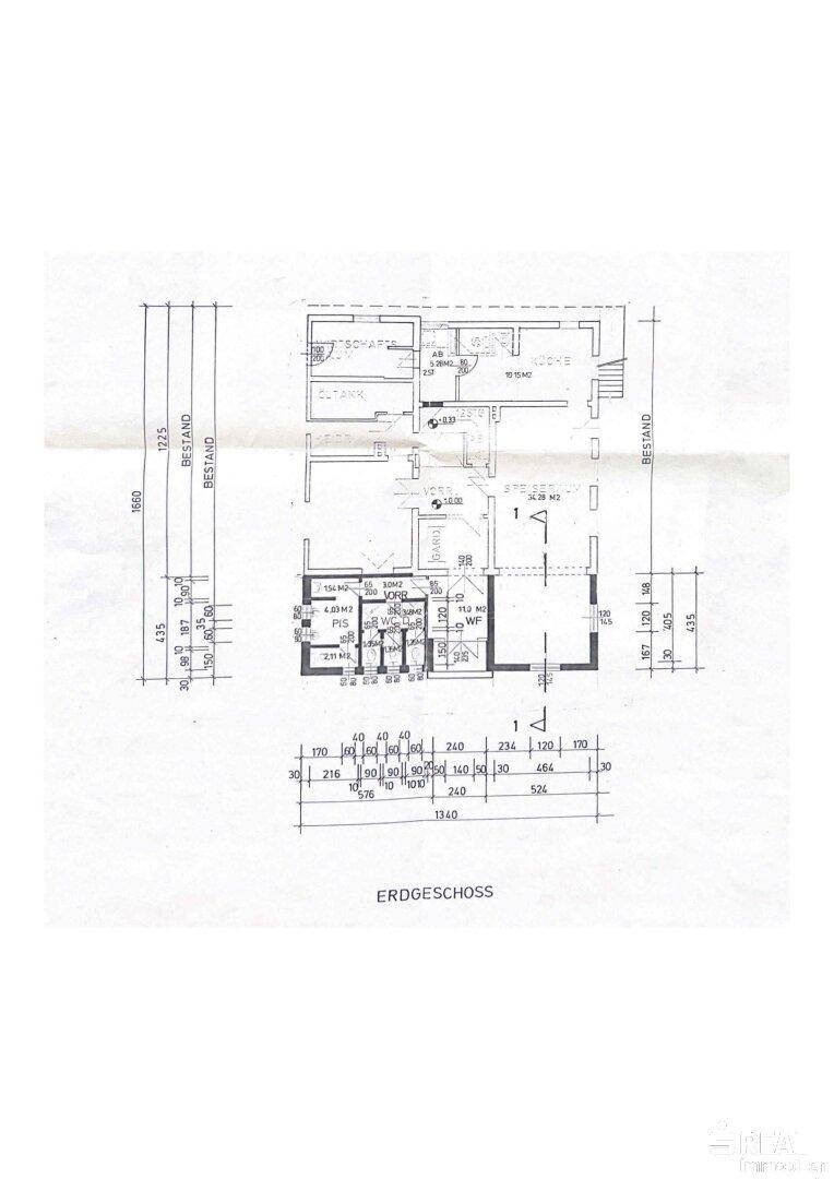 Grundriss des Erdgeschosses mit verschiedenen Räumen und Zugang zu Balkon und Terrasse.
