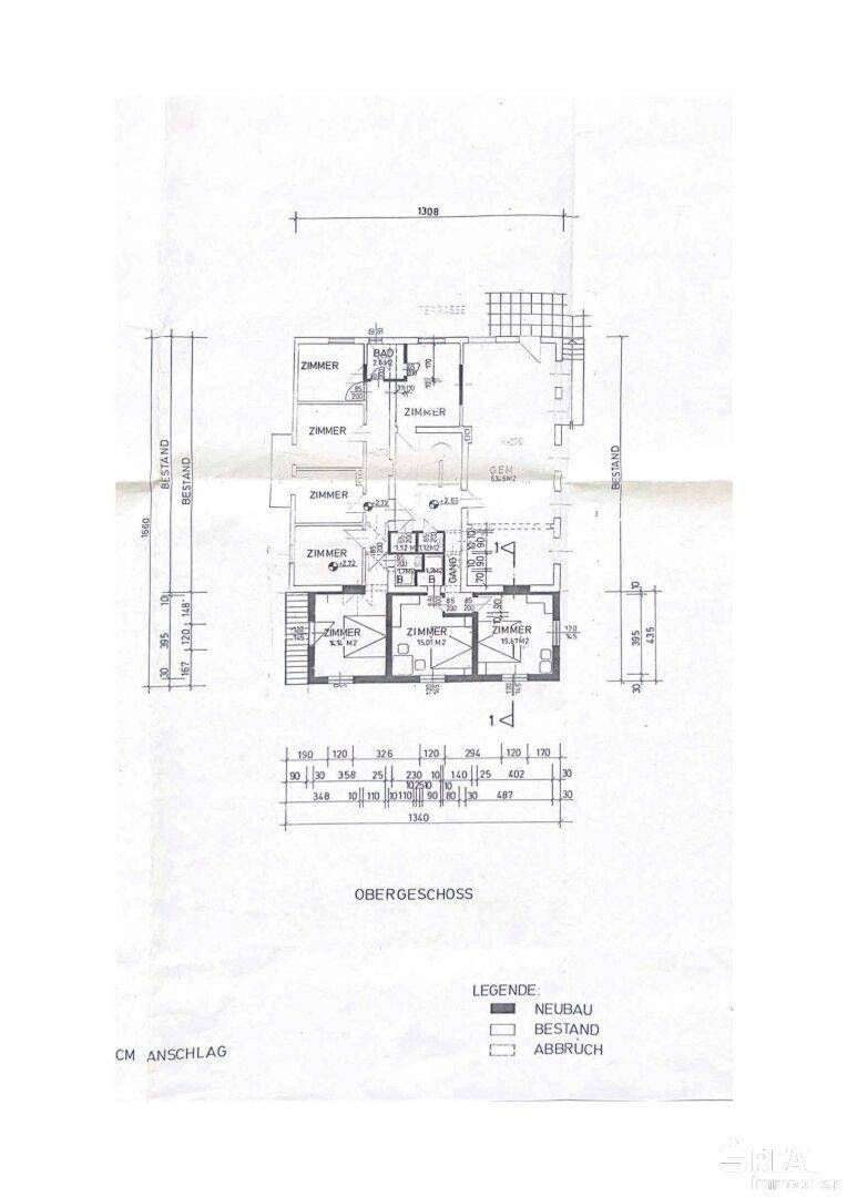 Grundriss des Obergeschosses mit mehreren Zimmern, Badezimmern und Balkonzugang.