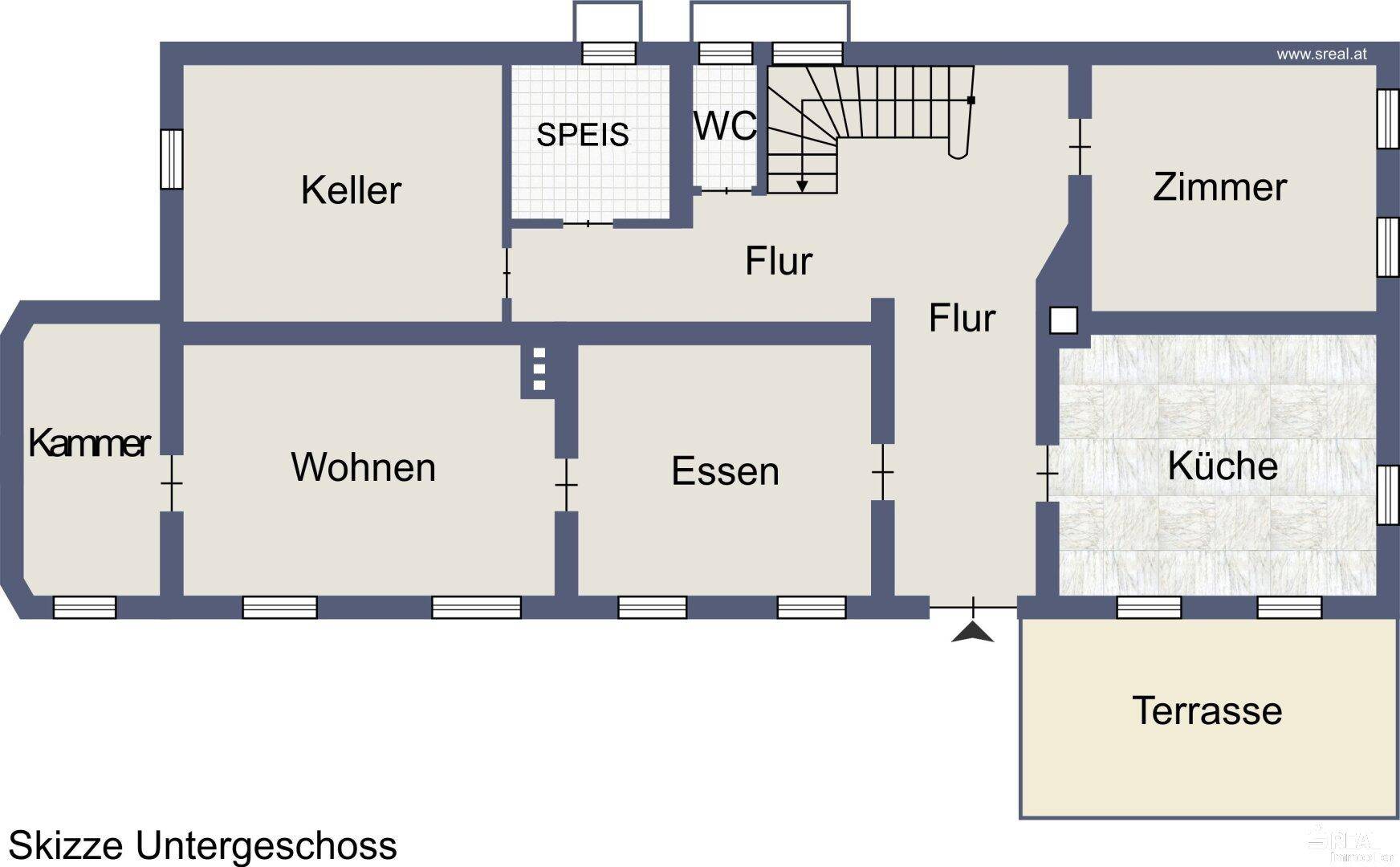 Grundriss des Untergeschosses mit Wohnzimmer, Esszimmer, Küche und Terrasse.