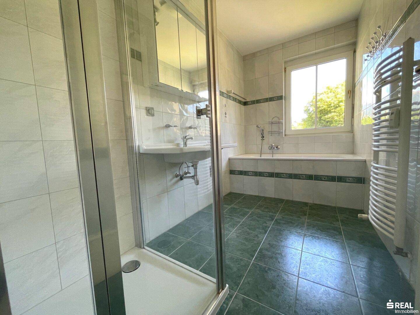 Badezimmer mit Dusche und Wanne