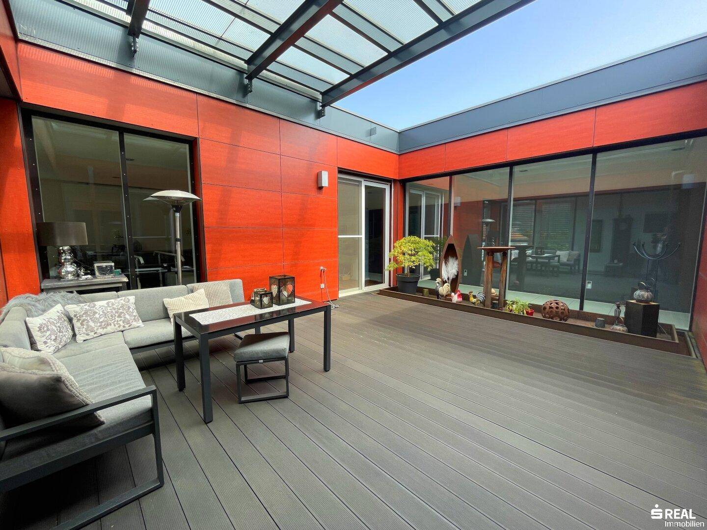 innenliegende Dachterrasse mit Wasserfall