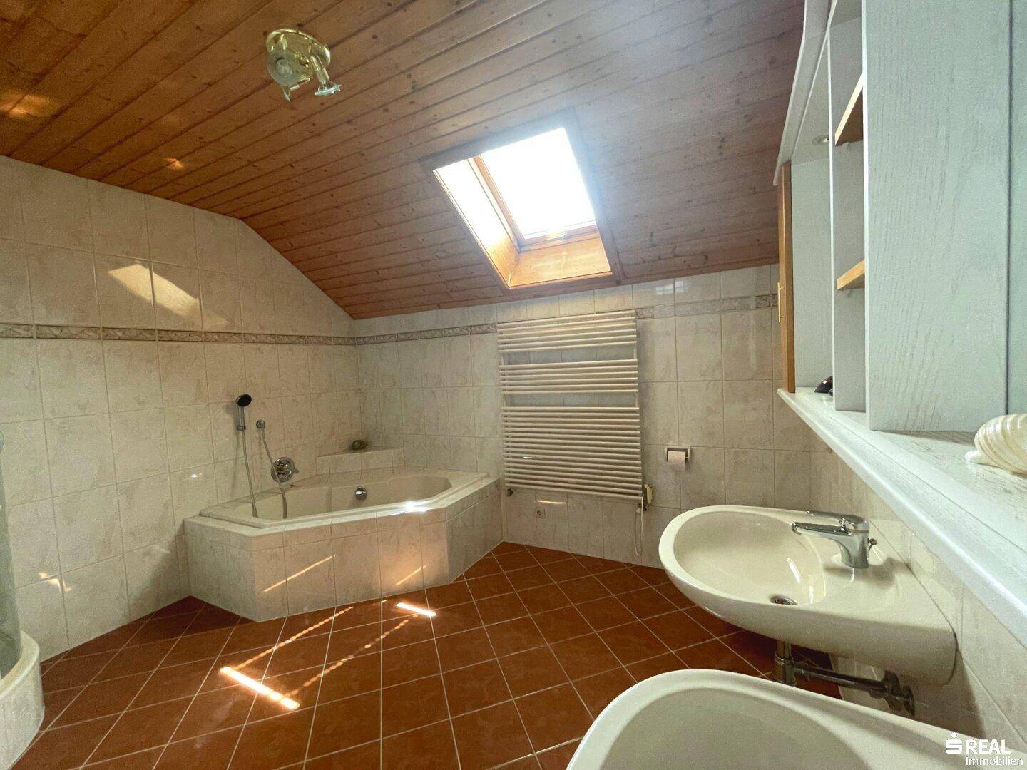 Badezimmer im DG