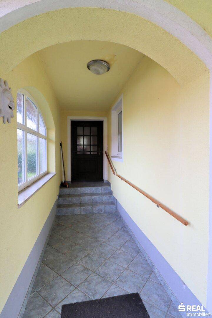 überdachter Eingangsbereich