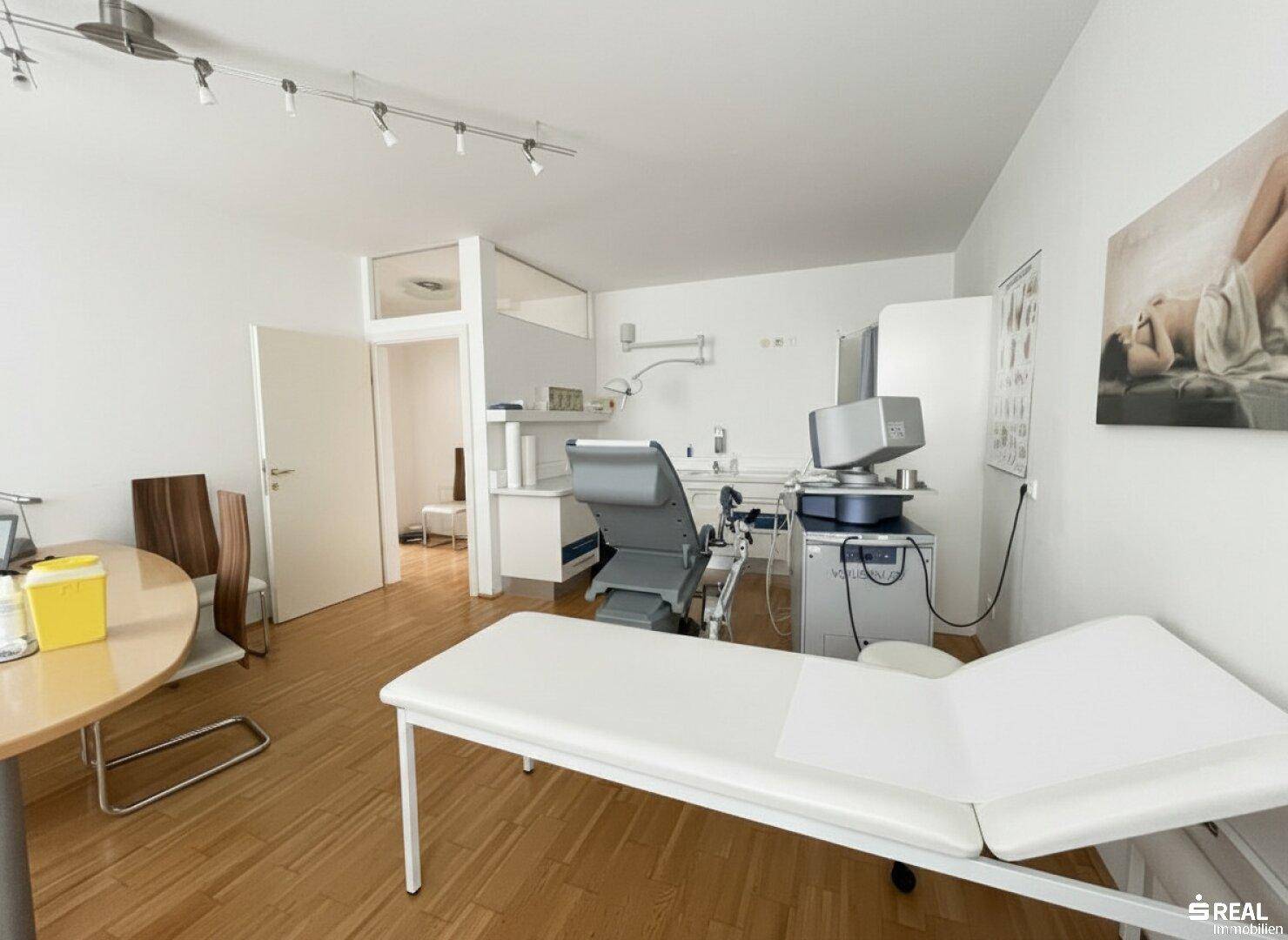 Medizinischer Behandlungsraum mit spezialisierten Geräten und Untersuchungsliege, bereit für Patienten.