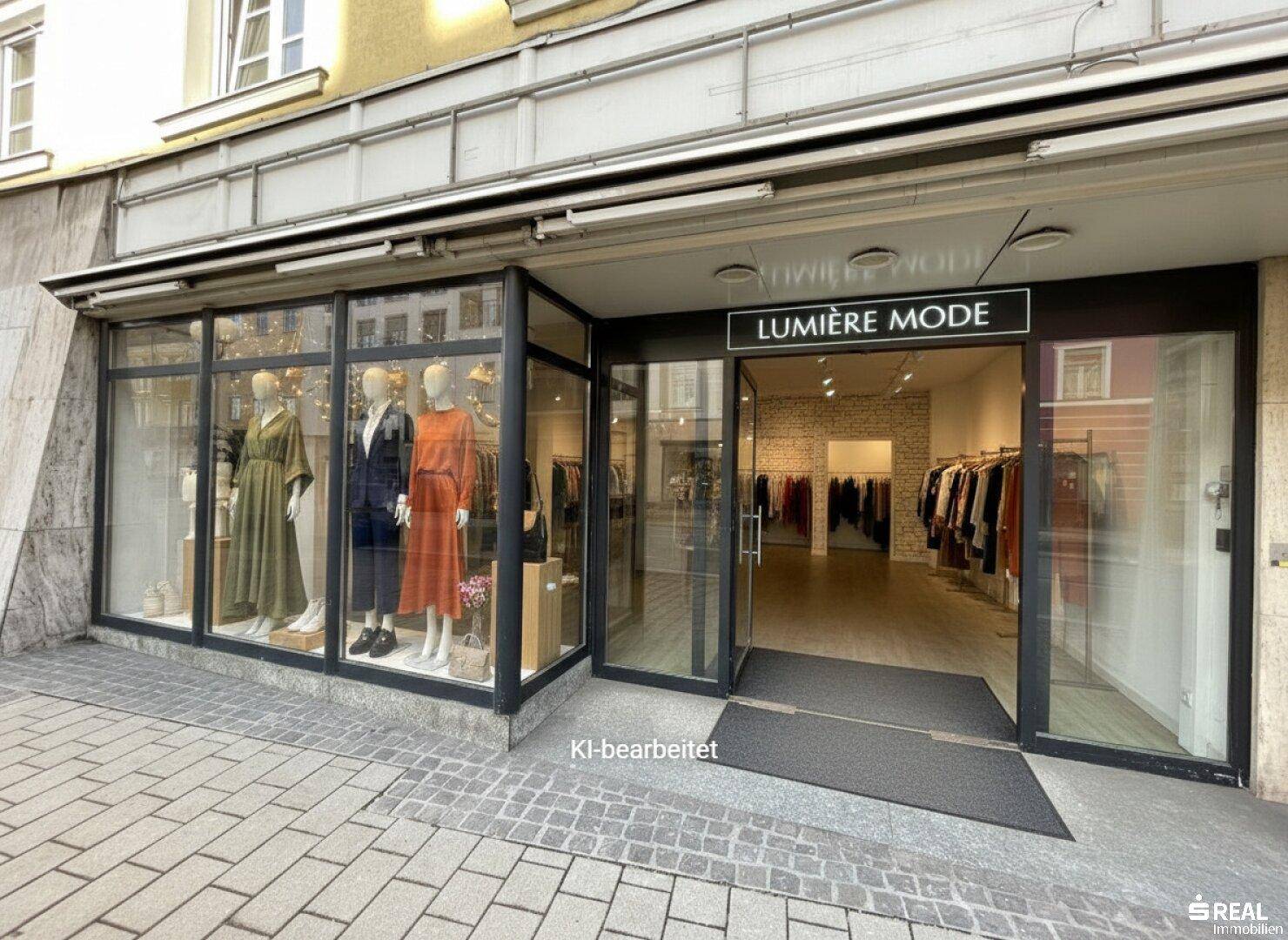 Moderne Ladenfront mit großen Schaufenstern und Schaufensterpuppen, einladend gestaltet für Kunden.