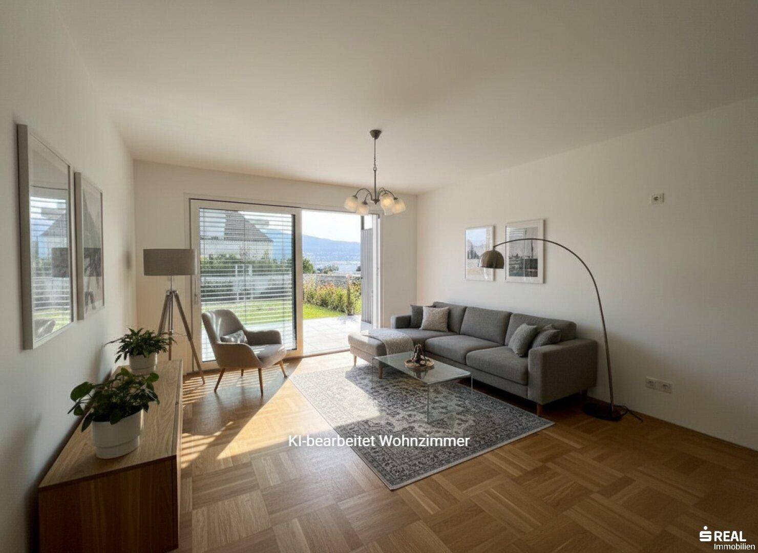 Geräumiges Wohnzimmer mit bequemer Couch, Parkettboden und Schiebetür zum Außenbereich.