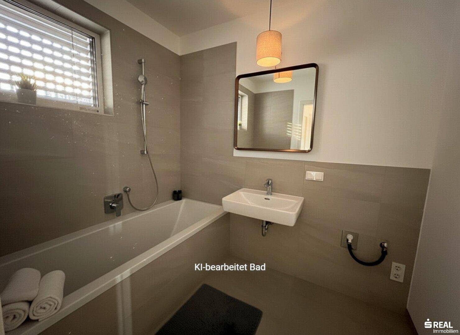Modernes Badezimmer mit Badewanne, Wandfliesen und Fenster für Tageslicht.
