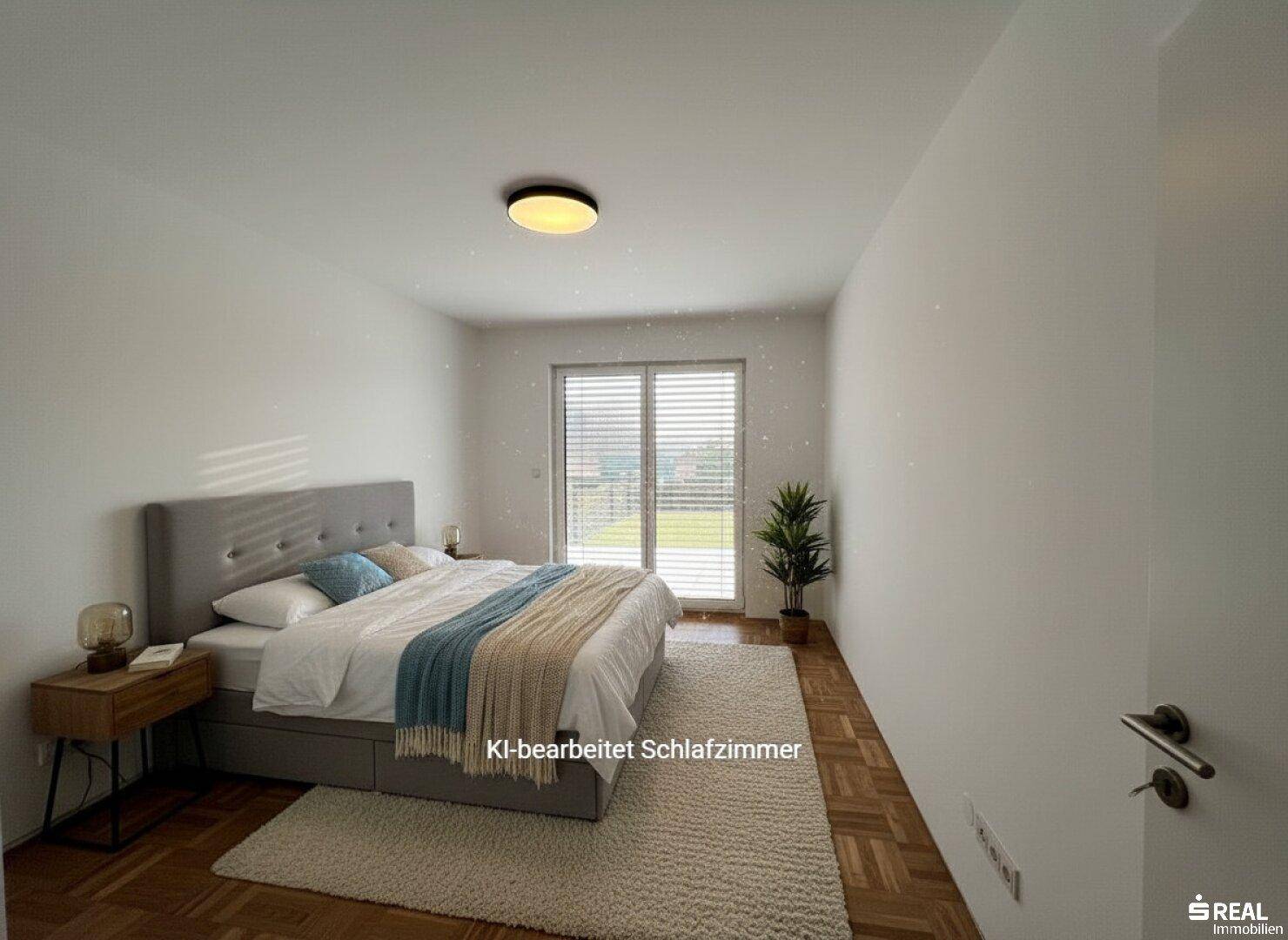 Helles Schlafzimmer mit Parkettboden, Doppelbett und Zugang zum Außenbereich.