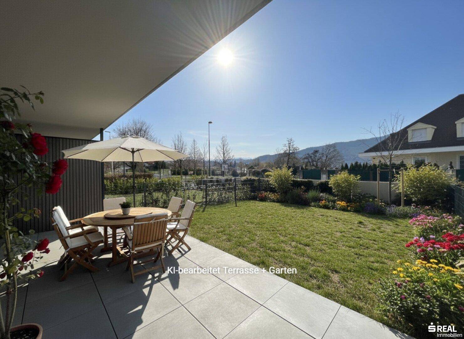 Sonnige Terrasse mit Gartenmöbeln, Rasenfläche und blühenden Pflanzen.