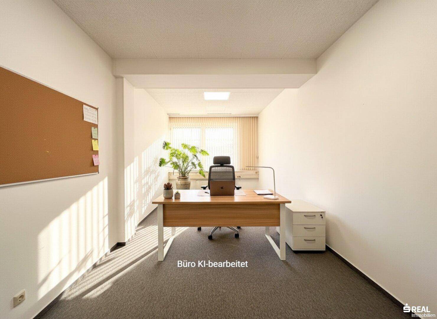 Einzelbüro mit Schreibtisch, Bürostuhl und Teppichboden, gut beleuchtet durch Fenster.
