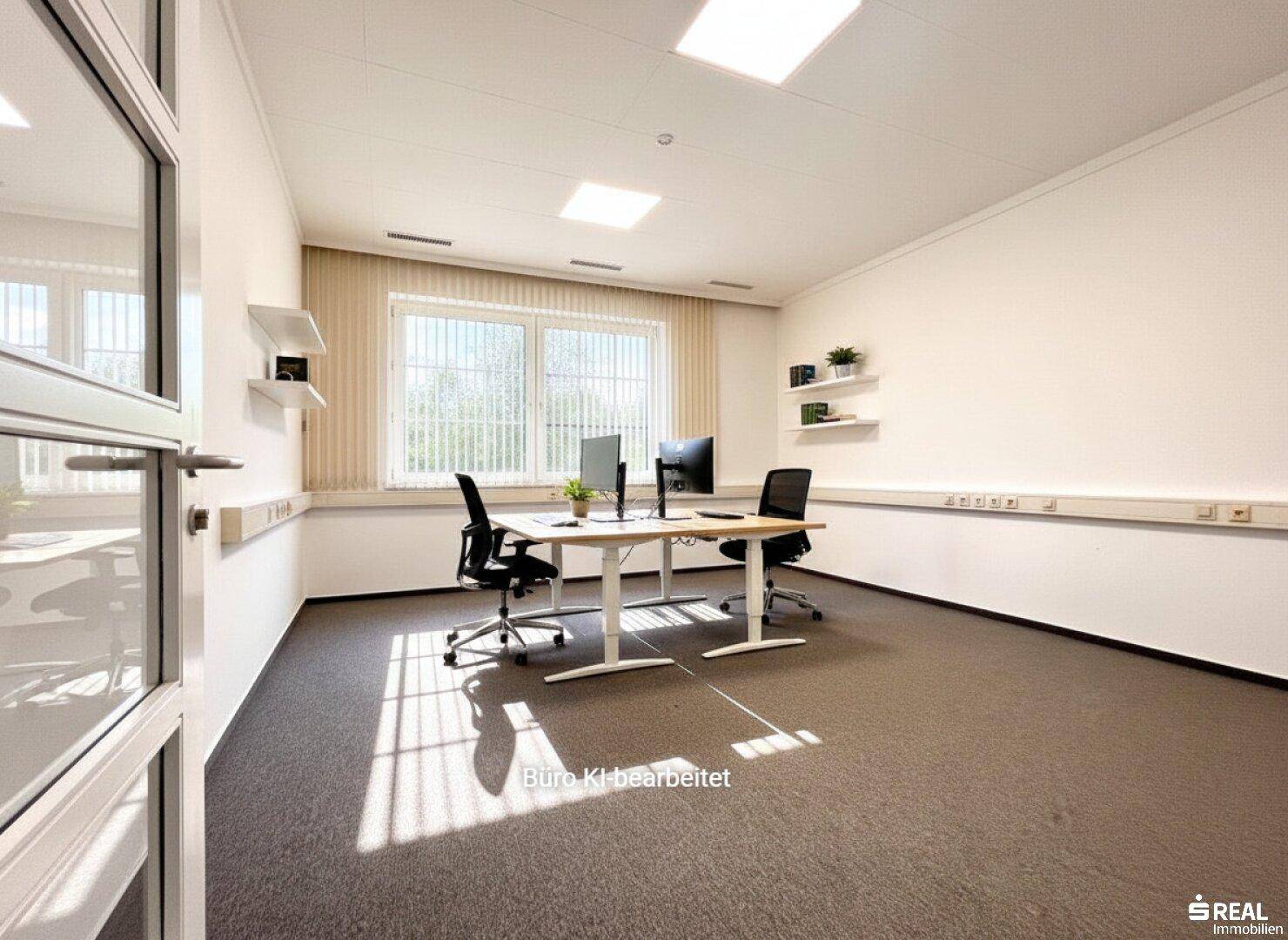 Geräumiges Büro mit zwei Arbeitsplätzen, Teppichboden und großen Fenstern, gut beleuchtet.